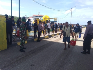 Piket Koramil 1627-02/Pantai Baru Monitoring Bongkar Muat KMP Kalibodri di Pelabuhan Feri