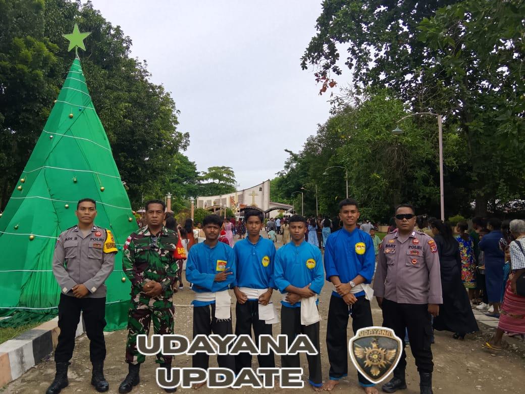 Ciptakan Suasana Nyaman Saat Beribadah Natal, Para Babinsa Koramil Kobalima Amankan Sejumlah Gereja