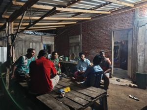 Sertu Firmansyah Ingatkan Warga Riwo Waspada Saat Berkendara Malam Hari