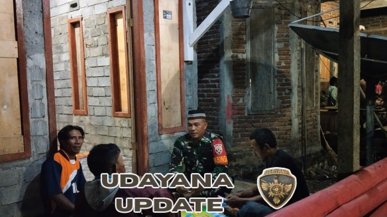 Ronda Malam di Dusun Gunung Batu, Babinsa Ingatkan Warga Waspada