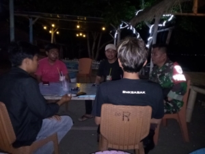Jaga Keamanan Lingkungan, Babinsa Ketapang Raya Ajak Warga Aktif Ronda Malam