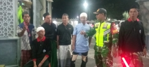 Babinsa Aikmel Gelar Patroli Kongkow-Kongkow, Ingatkan Warga Waspada Musim Hujan