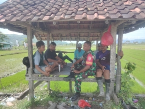 Melalui Komsos, Babinsa Desa Mumbu Ajak Warga Jaga Kamtibmas