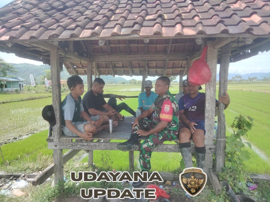 Melalui Komsos, Babinsa Desa Mumbu Ajak Warga Jaga Kamtibmas