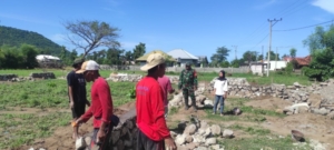 Dukung Pemberdayaan Ekonomi Warga, Babinsa Kempo Tinjau Pekerjaan Koperasi Merah Putih