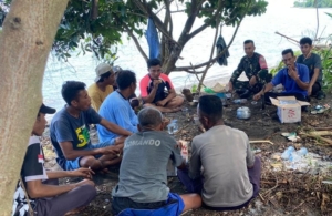 Babinsa Koramil Pekat Imbau Nelayan Desa Karombo Waspadai Cuaca Tidak Menentu
