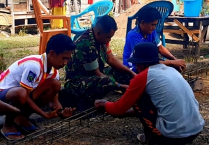 Babinsa Hu’u Bantu Warga Dusun Madawa dalam Pembangunan Desa