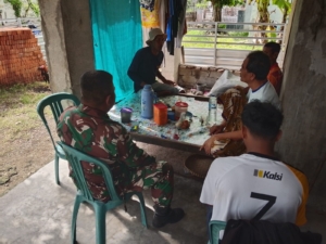 Tingkatkan Kemanunggalan TNI–Rakyat, Babinsa Desa Tapir Laksanakan Komsos