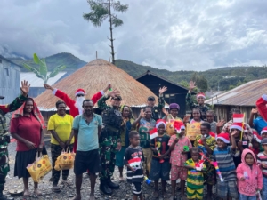 Satgas Yonif 743/PSY Ubah Mobil Dinas Jadi Mobil Natal Penuh Kasih Bawa Damai Dan Sukacita Di Papua Sambut Natal 2025
