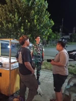 Babinsa Koramil Sekongkang Patroli Malam, Ingatkan Warga Jaga Keamanan Lingkungan