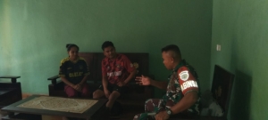 Komsos Babinsa dengan Kades Oehandi, Bahas Ketertiban Lahan dan Ternak