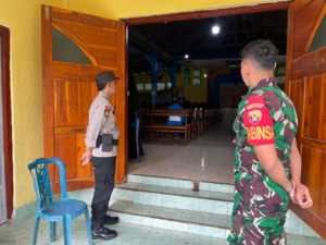 Sinergi TNI – POLRI Hadirkan Rasa Aman saat Misa Natal di Buyasuri