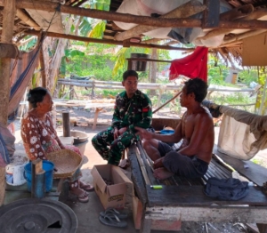 Melalui Komsos, Babinsa Pantar Tengah Ajak Warga Jaga Keamanan Wilayah