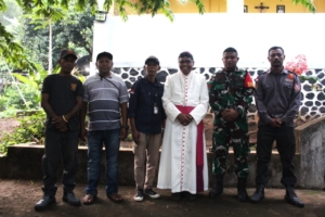 Babinsa Koramil 1602-02/Wolowaru Amankan Kunjungan Uskup Agung Ende di Paroki Nggela