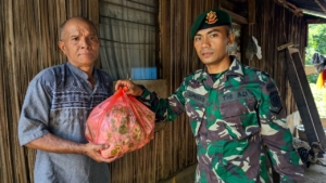 Wujud Kepedulian TNI, Satgas Pamtas Gelar Jumat Berkah di Manleten