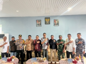Kodim 1601/Sumba Timur Dampingi Forkopimda Jemput Menteri Kebudayaan di Bandara Umbu Mehang Kunda