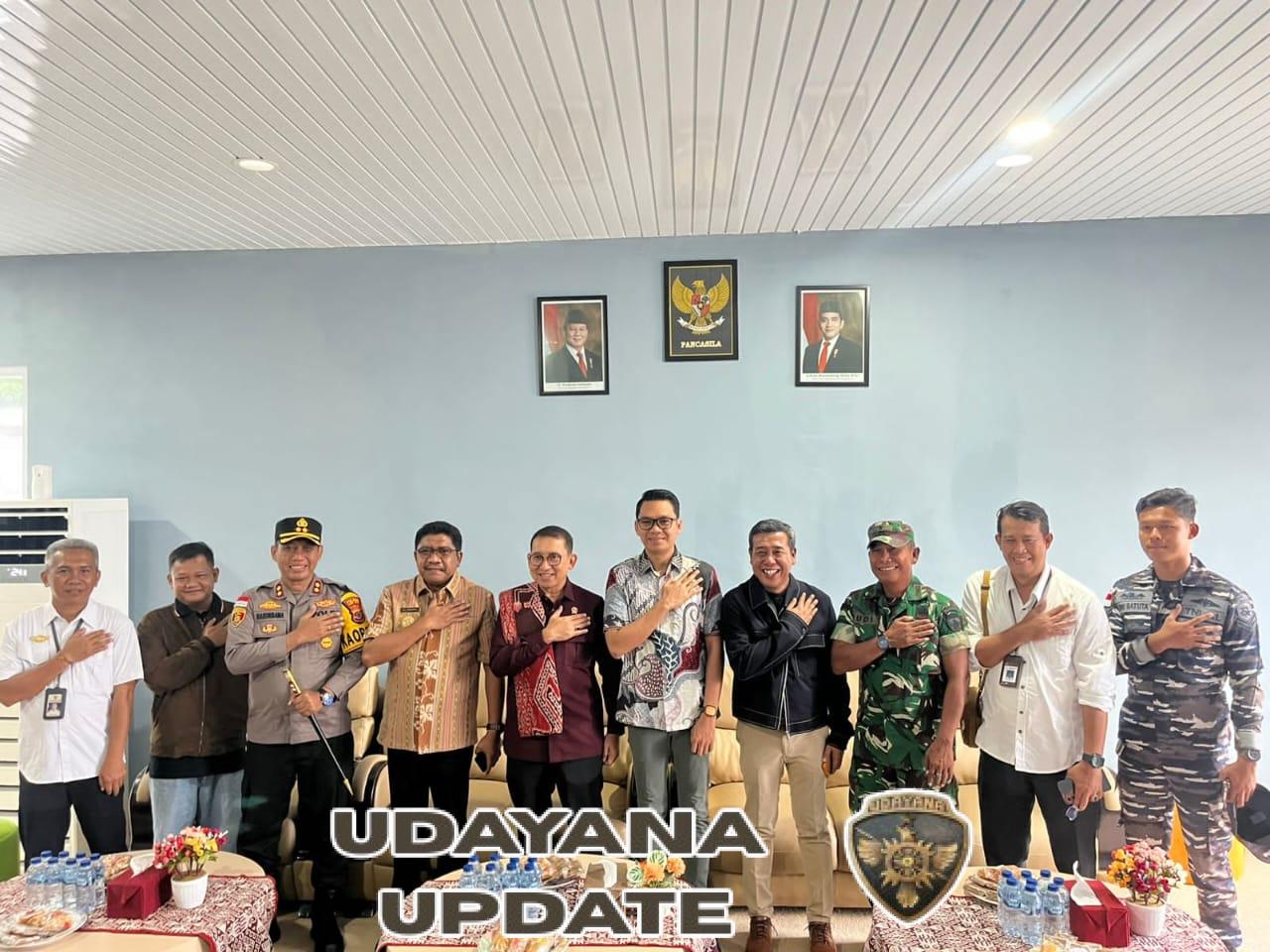 Kodim 1601/Sumba Timur Dampingi Forkopimda Jemput Menteri Kebudayaan di Bandara Umbu Mehang Kunda
