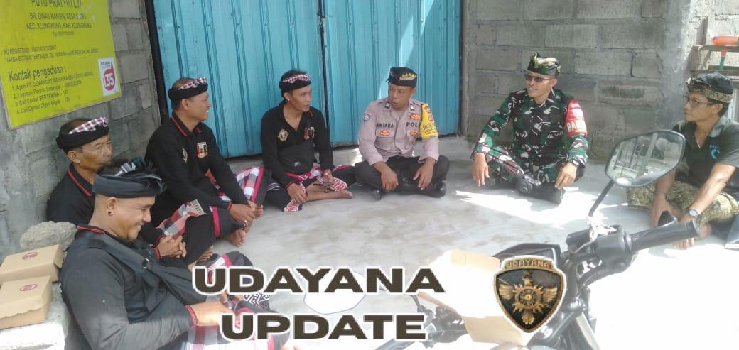 Kawal Ketat Pengabenan, Babinsa Satra Bersinergi Bersama Bhabinkamtibmas Dan Pecalang