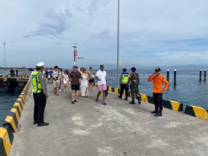 Aparat Gabungan Di Nusa Penida Tetap Konsisten Bersiaga Di Posko Terpadu Nataru Pelabuhan Banjar Nyuh