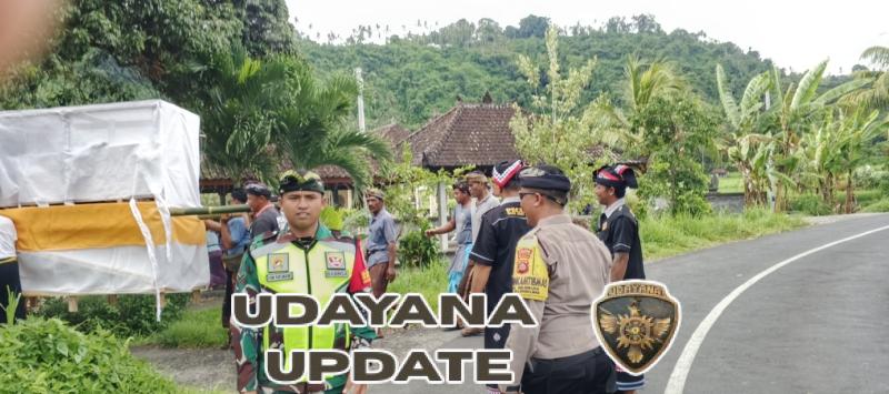 Babinsa Selisihan Kawal Pemakaman Warga Di Banjar Adat Kawan Desa Selisihan
