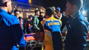 Babinsa Koramil 1630-01/Komodo Pantau Penanganan Kecelakaan Laut KM Putri Sakinah di Selat Padar