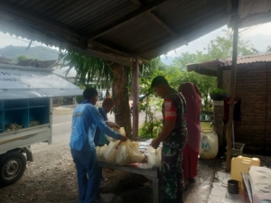 Babinsa Koramil Seteluk Dampingi Program Makan Bergizi Gratis di Posyandu Pemongkok