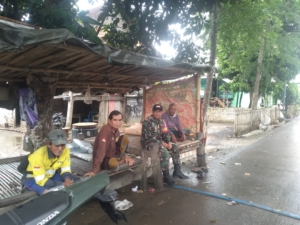 Lewat Komsos, Babinsa Ajak Warga Dusun Rempe Loka Jaga Kebersihan Lingkungan