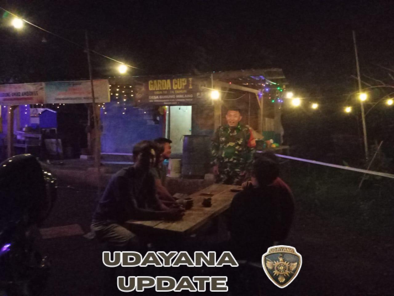 Jaga Kamtibmas, Babinsa Ajak Warga Gunung Malang Aktifkan Ronda Malam