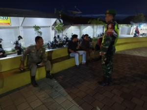 ‎Aktifkan Siskamling, Babinsa Peringgasela Timur Ajak Warga Tingkatkan Kewaspadaan