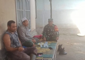 ‎Babinsa Mamben Daya Ajak Warga Jaga Kesehatan dan Kebersihan di Musim Hujan