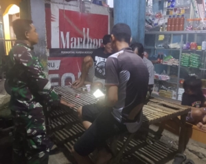 Babinsa Desa Pela Ajak Warga Waspada dan Jaga Ketertiban di Lingkungan