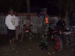 Patroli Malam Babinsa di Desa Rompo Ciptakan Komunikasi Harmonis Antar Warga