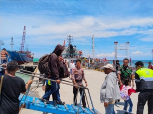 Piket Koramil 1627-01/Ba’a Pantau Kedatangan dan Keberangkatan Express Bahari 8E