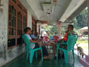 Hadir di Tengah Warga, Babinsa Maurole Laksanakan Pengamanan Wilayah di Desa Otogedu
