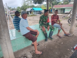 Jaga Keamanan Wilayah Binaan, Babinsa Wolowaru Hadir di Tengah Warga Koanara