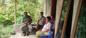 Pantau Keamanan Wilayah di Musim Hujan, Babinsa Ende Hadir di Tengah Warga Raburia