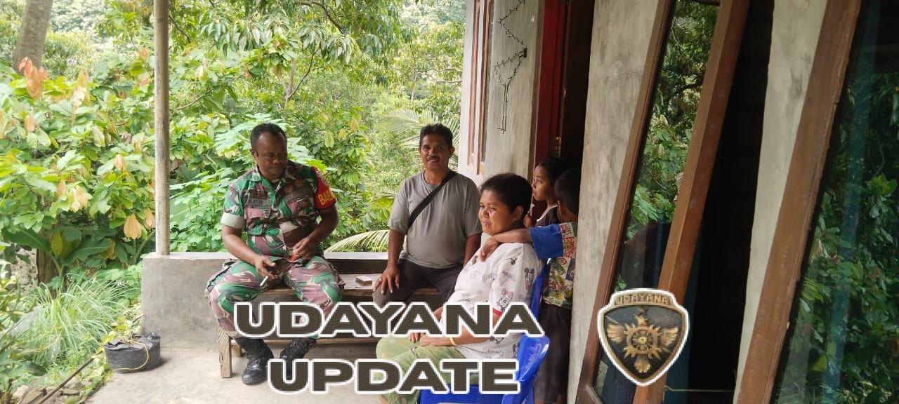 Pantau Keamanan Wilayah di Musim Hujan, Babinsa Ende Hadir di Tengah Warga Raburia