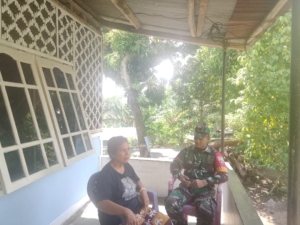 TNI Hadir di Tengah Masyarakat, Babinsa Wolowaru Gelar Komsos dan Pamwil