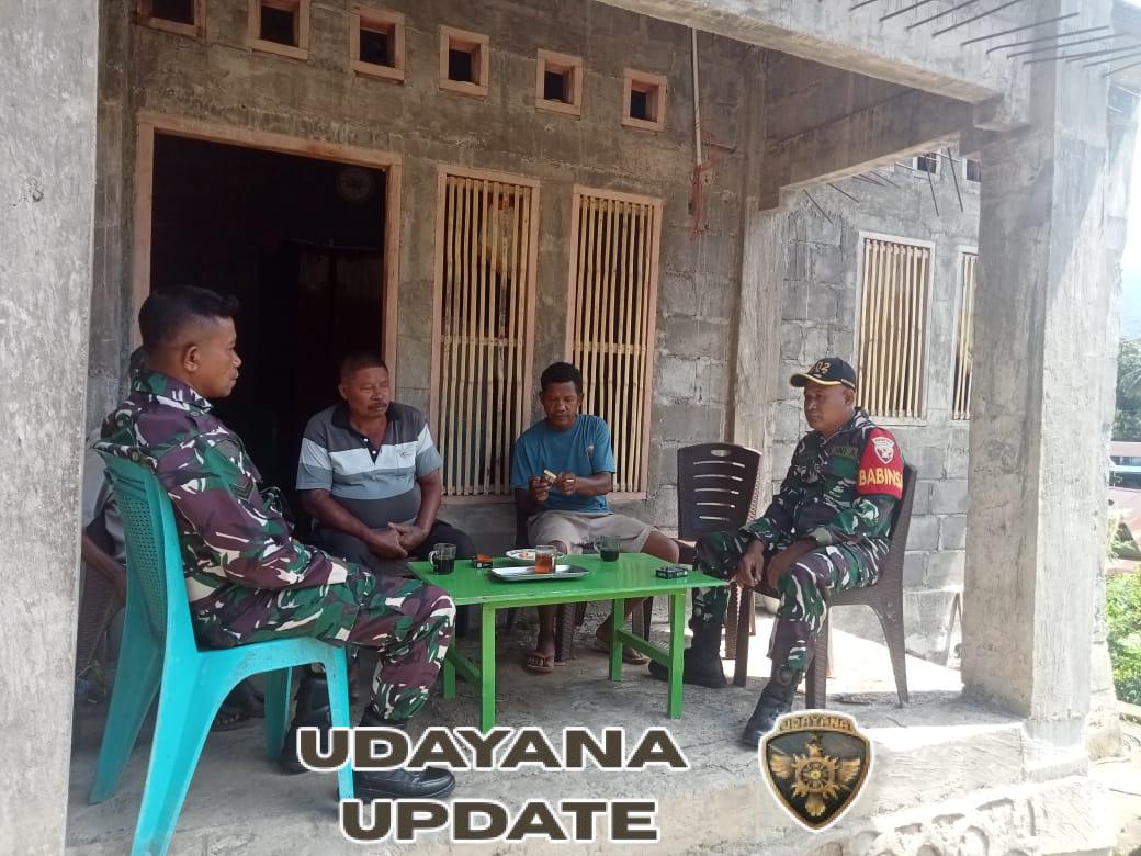 Sertu Nurhadiman Soni dan Sertu Damianus Kerhi Gelar Komsos di Tengah Masyarakat Ende Timur