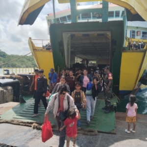 Koramil 1627-02/Pantai Baru Amankan Bongkar Muat KM Kalibodri di Pelabuhan Pantai Baru