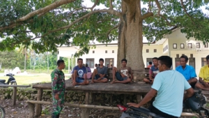 Babinsa Praka Umbu Hasan Ajak Warga Jaga Kamtibmas Lewat Komsos