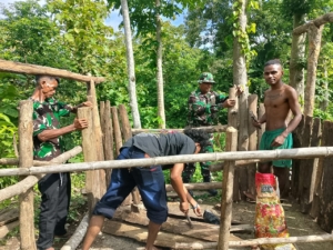 Bantu Buat Kandang Ternak, Cerminan Kemanunggalan TNI dan Rakyat