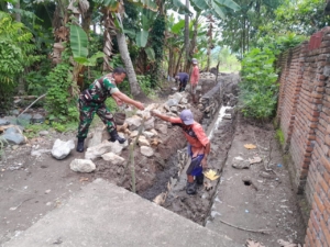 Sinergi Babinsa dan Desa Perkuat Irigasi Pertanian