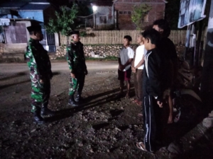 Patroli Gabungan Koramil dan Warga Jaga Ketertiban di Desa Naru Kab. Bima
