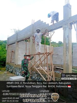 Dukung Ekonomi Kerakyatan, Babinsa Belo Pantau Pembangunan Koperasi Merah Putih