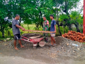 Melalui Komsos, Babinsa Bantu Warga Penerima RTLH di Desa Dasan Anyar