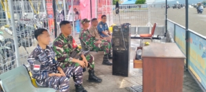 Sinergi TNI Bersama Instansi Terkait, Babinsa Amankan Posko Nataru di Pelabuhan Larantuka
