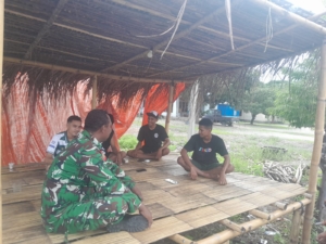 Hadir di Tengah Warga, Babinsa Detukeli Ciptakan Rasa Aman di Desa Detumbewa