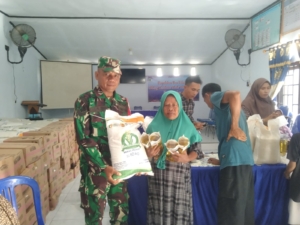 317 Kepala Keluarga di Desa Lanta Terima Bantuan Beras dan Bimoli