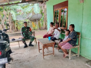 Babinsa Koramil 1627-03/Batutua Laksanakan Komsos dan Monitoring Wilayah di Desa Temas